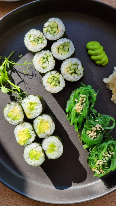 Vegan Sushi Aesthetic, Sushi Recipes Vegetarian, Sushi Rolls Aesthetic, Veg Sushi, Vegan Japanese Food, Tempura Sushi, Vegan Sushi Rolls, Sushi Vegan, Vegetarian Sushi