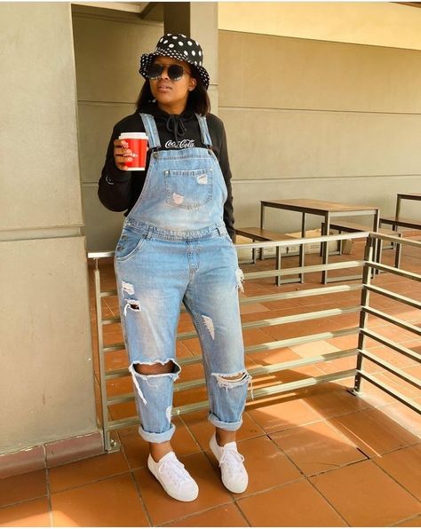 Black Women Overalls Outfit, Dreamville Outfits, 90s Outfit Overalls, Overalls Outfit Black Women, Denim Overalls Outfit Fall, Women Overalls Outfits, Spring Fashion Over 40, Festival Outfits Black, Overalls Outfit Fall