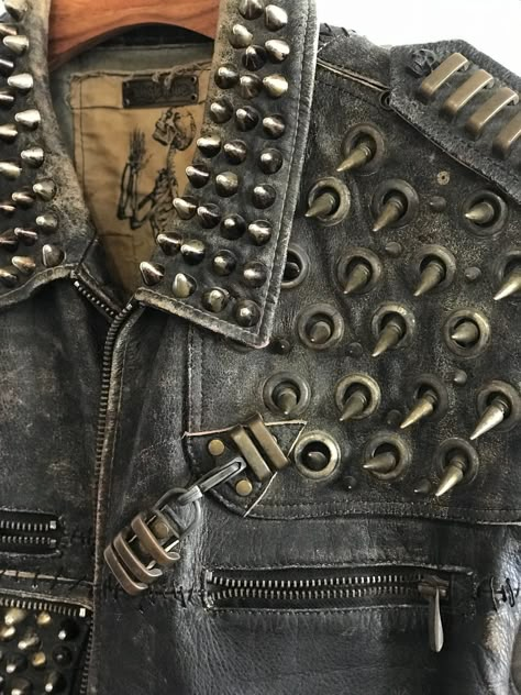 Punk Fashion Diy, Battle Vest, Battle Jackets, Punk Jacket, Battle Jacket, Diy Jacket, Distressed Jacket, Men's Leather Jacket, Punk Outfits