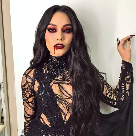 Vampire Costume Women, Vampire Makeup Halloween, Halloweenský Makeup, Vampire Halloween Costume, Vampire Look, Vampire Makeup, Halloween Coustumes, Halloween Makeup Pretty, Halloween Fest