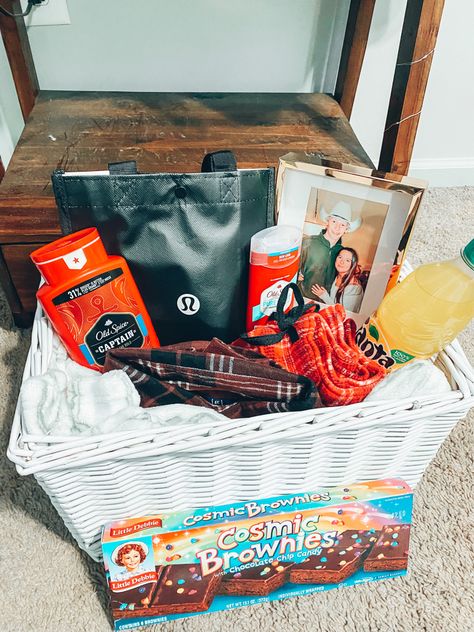 Gift Basket Ideas Red Theme, Boyfriend Bday Basket Ideas, Bf Vday Gifts, Bday Gifts For Boyfriend Basket, Present Basket Ideas For Boyfriend, Men Birthday Gift Basket, Gifts For Bf On Valentines Day, Cute Valentine’s Day Baskets For Him, One Year Gift Basket Boyfriend