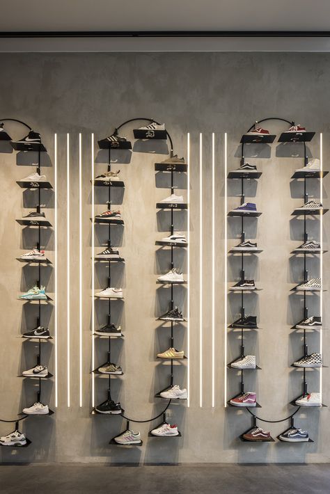 Shoe Displays Retail, Shoes On Shelves, Shoe Showroom Display, Shoes Boutique Interior Design, Display Shoes Store, Shoes Display Retail Store Interiors, Sneaker Shop Interior, Sneaker Room Design, Floating Sneaker Display