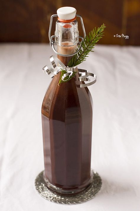 Homemade chocolate liqueur Alcoholic Candy Recipes, Homemade Liqueur Recipes, Homemade Alcohol, Homemade Liquor, Liquor Recipes, Liqueurs Recipes, Homemade Wine, Kitchen Magic, Chocolate Liqueur