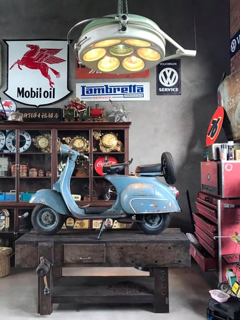 Old Scooter Decor Ideas, Motorcycle Shop Design, Motorcycle Shop Ideas, Motorcycle Shop Aesthetic, Motorbike Shop Interior Design, Scooter Garage, Mobil Oil, 70s Party Theme, Man Garage