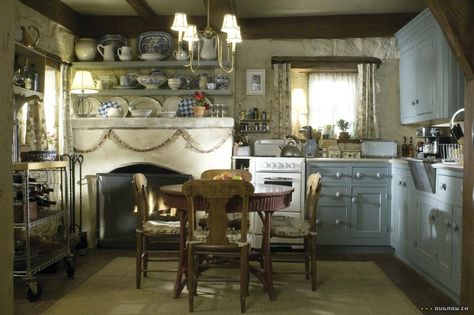 Cottage Inspiration – Land of Laurel Rosehill Cottage, English Cottage Kitchens, The Holiday Cottage, Unfitted Kitchen, Old Fashioned Kitchen, Cottage Inspiration, English Cottage Style, Casa Vintage, Cottage Kitchens