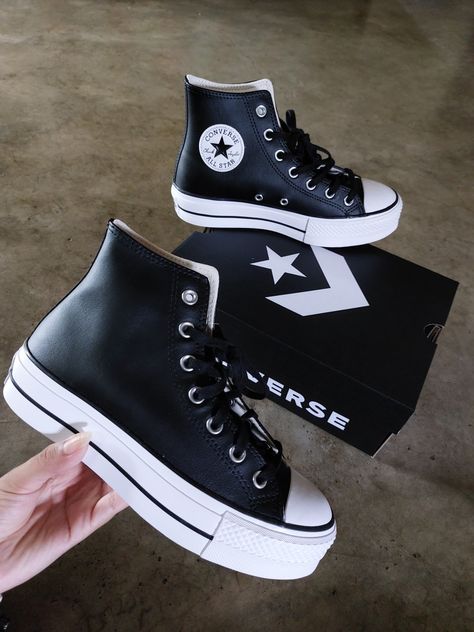 Chuck Taylor All Star Clean Leather Plataforma Hi Converse Leather Black, Chuck Taylors Aesthetic, Outfits Con Zapatillas Converse, Black Leather Converse Outfit, Converse Chuck Taylor All Star Outfit, Leather Converse Outfit, Platform Leather Converse, Leather Platform Converse, Converse Leather Shoes