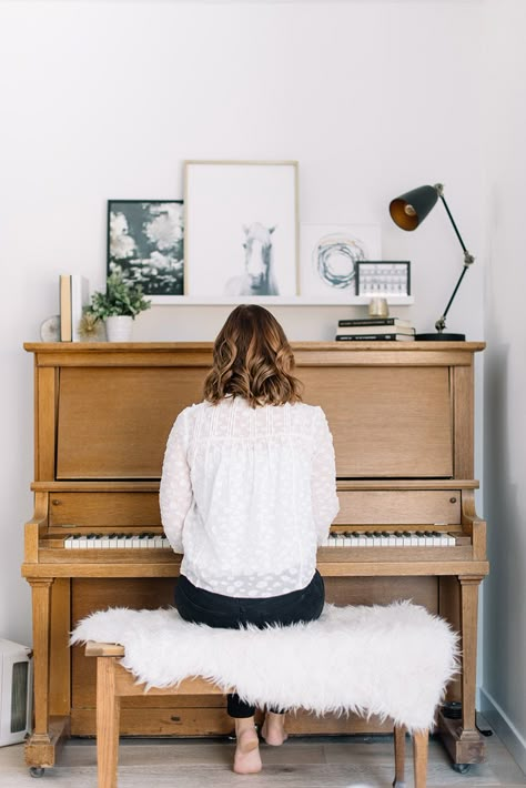 this #beforeandafter will blow your mind #theeverygirl | minimalist decor inspiration | home decor inspo Piano Styling, Piano Room Decor, Piano Living Rooms, Piano Decor, Minimalist Dekor, Piano Room, Eclectic Bedroom, Contemporary Home Decor, Inspired Living