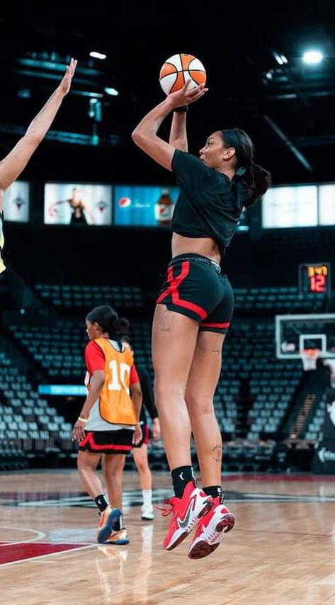 •WNBA •Las Vegas Basketball Practice Outfit Women, Wnba Aesthetic, Female Basketball Players, Wnba Women, Aja Wilson, Woman Basketball, Basketball Pictures Poses, Basketball Women, Female Basketball