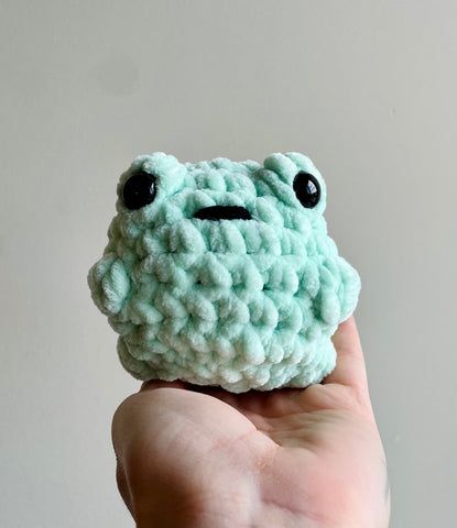 Freddie the Frog - Super Easy No-Sew Crochet Pattern – yarnybox Simple Frog Crochet Pattern, Small Halloween Crochet Projects, Cute Crochet Patterns, Chunky Yarn Crochet Pattern, Yarn Projects Crochet, Amigurumi Projects, Big Yarn, Homestead Ideas, Crochet Plushies