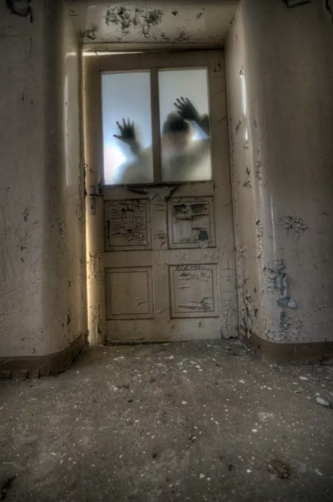 Apocalypse Books, Images Terrifiantes, Zombie Apocolypse, Scary Images, Apocalypse Aesthetic, Apocalypse World, Horror Pictures, Haunted Hotel, Apocalypse Survival