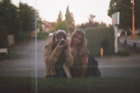 Photos Taken On Film, Film Friends Aesthetic, Canon Ae1 Pictures, Dreamy Film Aesthetic, Friend Film Pictures, 1970s Film Photography, Film Inspo Aesthetic, Cool Film Photos, 35 Mm Film Aesthetic