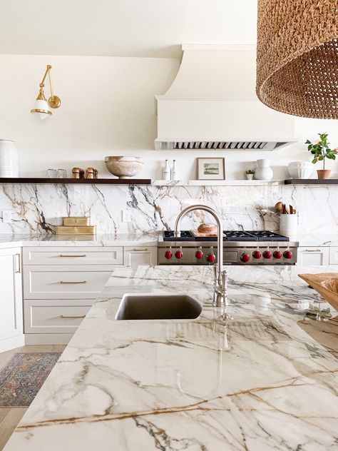 Calacatta Luxe, Quartz Kitchen Countertops, Quartz Kitchen, Countertop Design, Casa Container, Kitchen Design Trends, Kitchen Inspiration Design, Kitchen Redo, Kitchen Reno