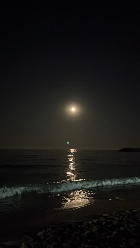 Night Sky At Beach, Beaches At Night Aesthetic, Photo Sombre, Beach Night Photos, Dark Sea Aesthetic, Beach Night Aesthetic, Beaches At Night, Sea Night Beach, Night Beach Aesthetic