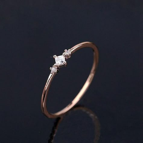 Promise Ring Ideas, Round Diamond Wedding Rings, Cute Promise Rings, Moissanite Engagement Ring Rose Gold, Dream Rings, Simple Engagement, Cute Engagement Rings, Ring Inspo, Simple Engagement Rings