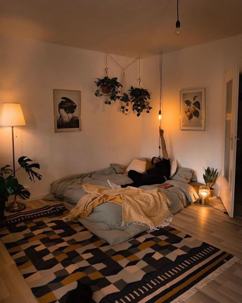 Bed On Floor Decor, Bed On Floor Ideas Aesthetic Cozy, Mattress On Floor Ideas Aesthetic, Floor Mattress Aesthetic, Room Ideas Aesthetic Bed On Floor, Floor Matress Decoration, Matress Ideas Floor Aesthetic Bedroom, Mattress On The Floor Aesthetic, King Bed On Floor Ideas