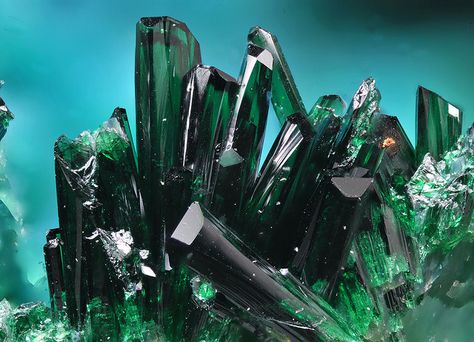 Energy Stones Crystal Healing, Atacama Desert, Deep Green Color, Crystal Aesthetic, Emerald Gem, Pretty Rocks, Cool Rocks, Green Gems, Green Landscape