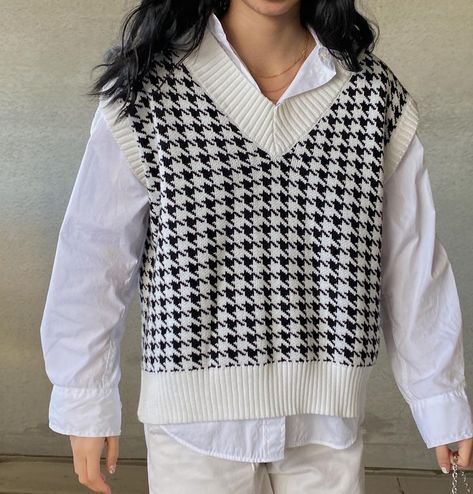 Houndstooth sweatervest with an all white outfit Check Vest, Houndstooth Sweater, Knit Cardi, Sleeveless Jumper, Knitted Clothes, Sweater Vests, Plaid Vest, Crochet Inspo, Hacks Diy