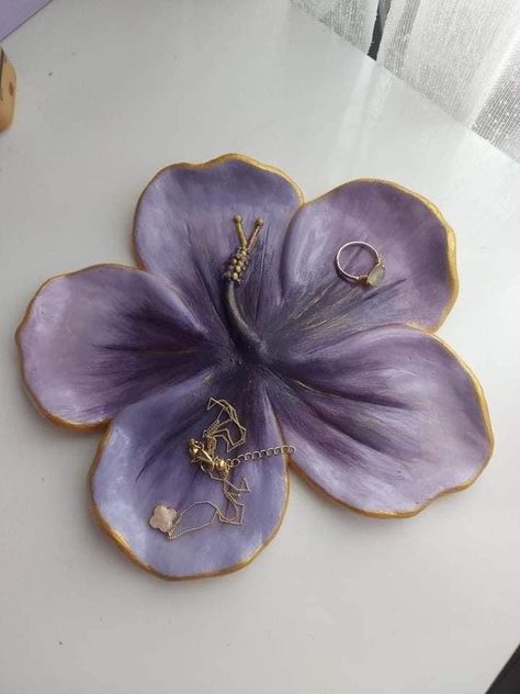 Clay Plates Flower, Flower Air Dry Clay, Cute Clay Ideas Aesthetic, Clay Hibiscus Flower, Diy Clay Plate, Ceramics Slab Ideas, Clay Ideas Plate, Clay Creations Aesthetic, Slab Clay Ideas