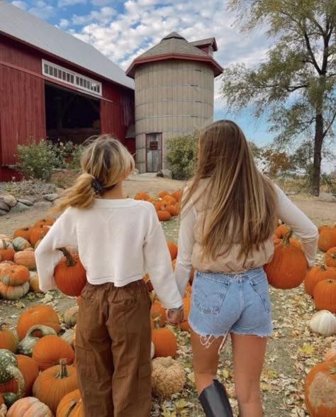 Pumpkin Patch Pics, Pumpkin Patch Photoshoot, Fall Szn, Fall Photo Shoot, Fall Pics, Fall Mood, Spooky Szn, Fall Photo, Fall 23