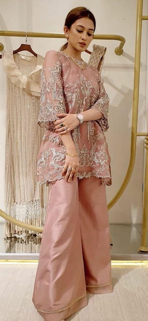 Jeans Casual Outfit, Casual Outfit Summer, Designer Dresses Elegant, Bridal Dresses Pakistan, Outfit Autumn, Womens Trendy Dresses, Outfit Halloween, Pakistani Dresses Casual, Pakistani Fancy Dresses