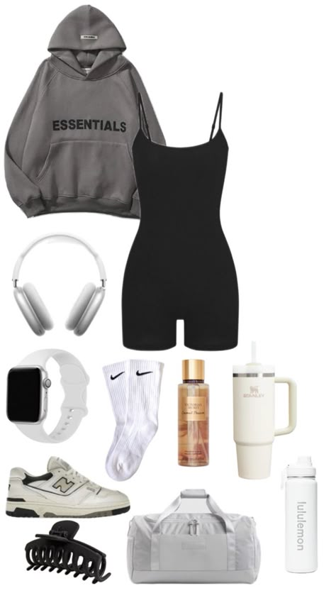 a cute workout gym fit with a variety of accessories Workout Essentials Aesthetic, Autumn Gym Outfit, Workout Fits Women Gym Clothes, Chill Gym Outfit, Teen Gym Outfits, Cute Workout Sets Aesthetic, Workouts Outfits Women, Gym Cute Outfits, Gym Outfits Girl