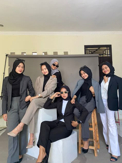 Casual Outfits Photoshoot Photo Ideas, Outfit Foto Studio Grup, Yearbook Ideas Themes Outfit, Yearbook Pose Ideas, Yearbook Themes Photoshoot, Pose Yearbook, Yearbook Photoshoot Ideas, Earth Tone Hijab, Startup Outfit