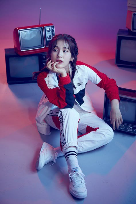 Jeon So Mi perfectly captures 90's pop culture in retro photo shoot for 'Reebok' http://www.allkpop.com/article/2017/08/jeon-so-mi-perfectly-captures-90s-pop-culture-in-retro-photo-shoot-for-reebok 90s Outfits Party, Oppa Gangnam Style, 90s Pop Culture, Kim Chungha, 90’s Aesthetic, The Black Label, Jeon Somi, Retro Photo, Produce 101