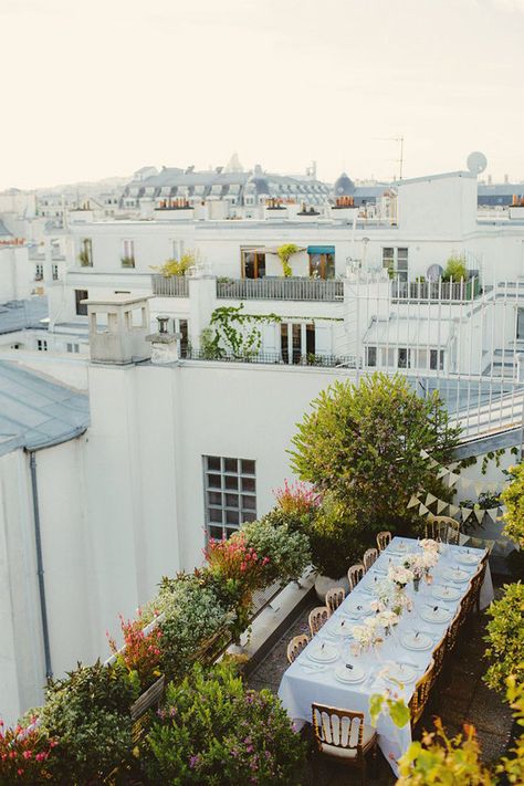 Urban Gardening Balcony, Roof Top Garden, Urban Gardening Ideas, Rooftop Dining, Paris Rooftops, Rooftop Gardens, Exquisite Gardens, Balcony Plants, Rooftop Wedding