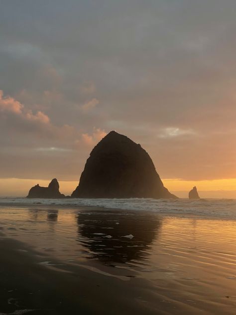 #pnw #pnwonderland #oregon #cannonbeach #coastal #beach #beachlife #beachvibes #explore #adventure #travel #nature #naturelovers #exploremore #sunset #aesthetic #photography #vanlife #vanlifeideas #view #aestheticwallpaper #wallpaper #background #backgroundsforphones Canon Beach Oregon Photography, Oregon Ocean, Pnw Coast, Pnw Beach Aesthetic, Oregon Beach Aesthetic, Seaside Oregon Aesthetic, Oregon Beach, Portland Aesthetic, Oregon Coast Aesthetic