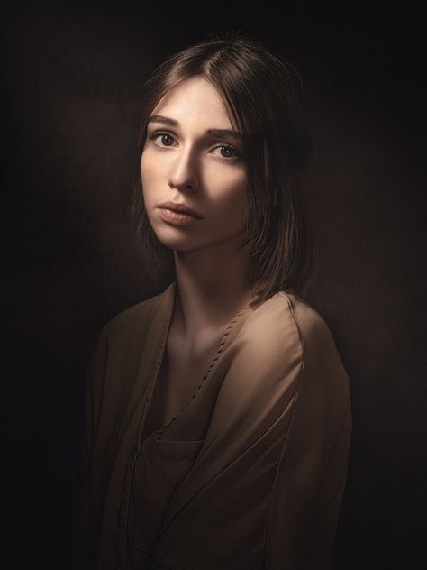 Looking for Rembrandt - stephane rouxel on Fstoppers Rembrandt Lighting, Rembrandt Portrait, Dark Portrait, Outdoor Portrait, Studio Portrait Photography, Portrait Lighting, Photographie Portrait Inspiration, Portrait Photography Women, Foto Tips