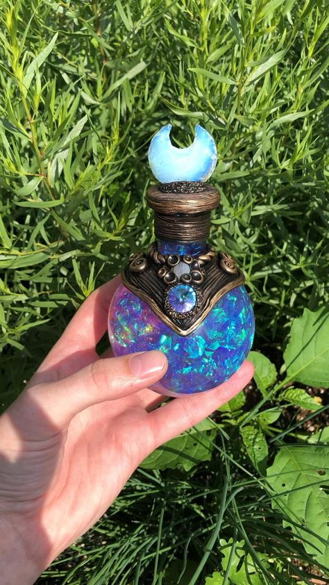 Magic Potion Bottles, Witch Home, Seni Resin, Magic Bottles, Magic Potion, Potion Bottles, Witchy Crafts, Magical Jewelry, Gowns Prom