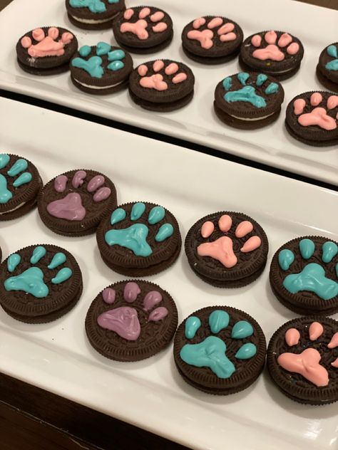 Black Cat Oreos, Easy Cat Themed Desserts, Cat Food Ideas Birthday Parties, Cat Shower Party, Cat Themed Pastries, Cat Dessert Ideas, Cat Themed Treats, Cat Birthday Party Snacks, Space Cat Birthday Party