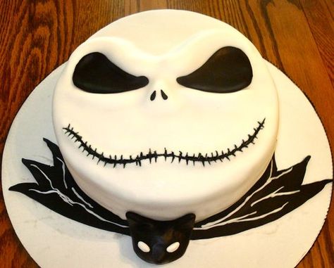 jack tim burton pastel                                                                                                                                                                                 Más Jack Skellington Cake, Nightmare Before Christmas Cake, Halloween Torte, Pasteles Halloween, Dessert Halloween, Dessert Design, Halloween Cake, Disney Cakes, Cool Cakes