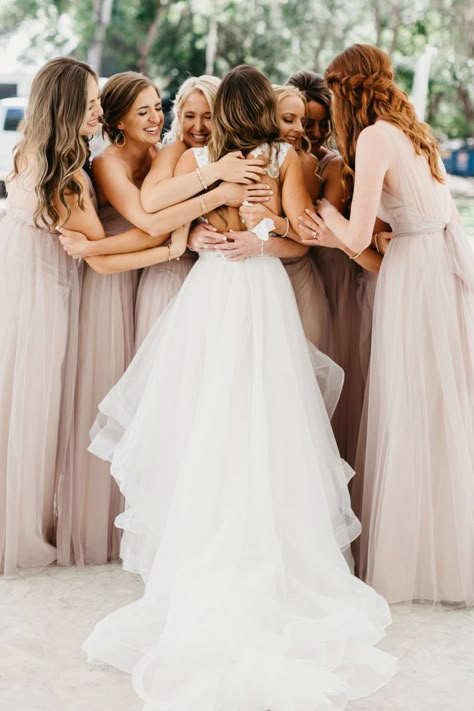 Photoshoot With Bridesmaids, Photoshoot Ideas With Bridesmaid, Bride Pictures With Bridesmaids, Bridemaid Photos Getting Ready, Bridesmaid Photography Poses, Bride With Bridesmaids Pictures Getting Ready, Wedding First Look Bridesmaids, Bridesmaid Pictures Ideas, Wedding Pictures Ideas With Bridesmaids