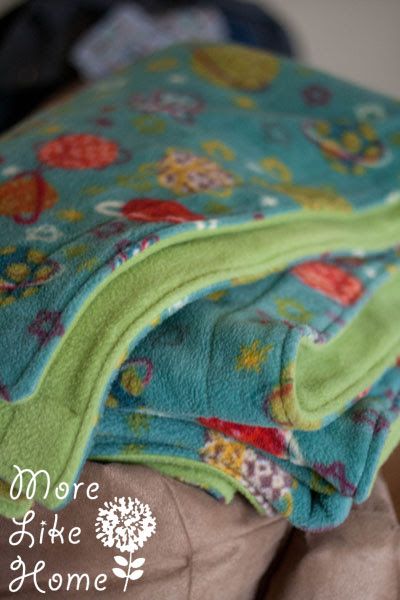 Fleece Blanket Edging, Fleece Projects, No Sew Fleece Blanket, Sewing Fleece, Blanket Diy, Beginner Sewing Projects Easy, Fleece Blankets, Leftover Fabric, Weighted Blanket