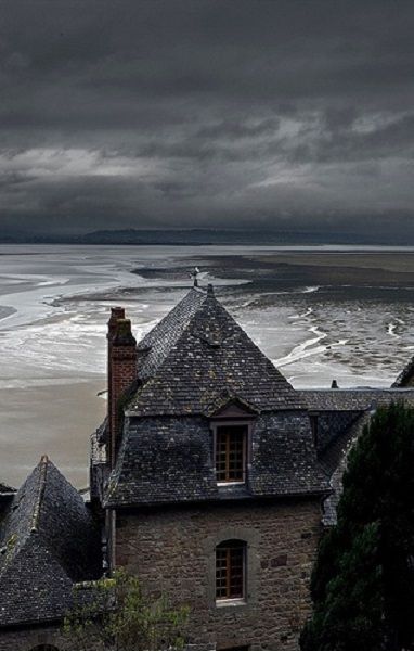 Storm... Mont Saint Michel France, Sea Storm, Seaside House, France Photos, Cloudy Sky, Abandoned Places, The Edge, Beautiful World, Old Houses