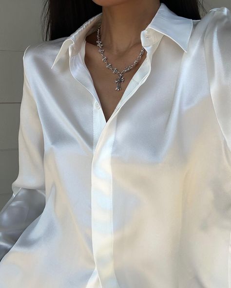 Silk Shirt Outfit Classy, White Silk Shirt Outfit, Satijnen Blouses, Silk Shirt Outfit, Satin Blouse Shirts, White Satin Blouse, Blouse And Pants, Satin Shirts, Satin Bluse