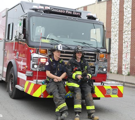 Firefighting Aesthetic, Fire Department Photography, Fdny Firefighters, Police Car On Fire, Chicago Fire Department, Chicago Usa, Firefighter Paramedic, Firefighter Pictures, Fire Life