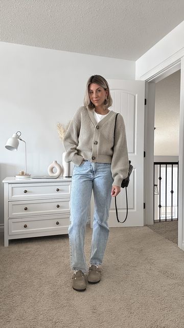 Work Outfits Aritzia, Womens Clogs Outfit, Mom Jeans And Clogs Outfit, Carlson Clog Outfit, Jeans Cardigan Outfit Fall, Gray Clogs Outfit, Cute Work Outfits Jeans, Womens Clog Outfits, Birkenstock Clogs With Dress