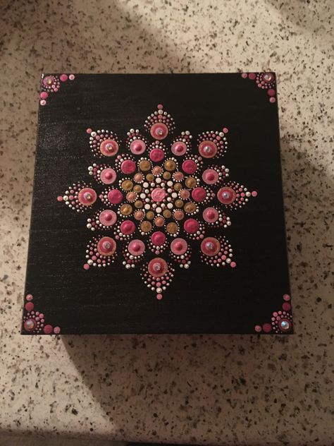 Acrylic dot mandala box by Deborah Zitella Box Mandala Art, Mandala Box Design, Painted Mirror Art, Star Mandala, Mandala Jewelry, Easy Mandala Drawing, Mandala Rock Art, Mandala Art Therapy, Simple Mandala