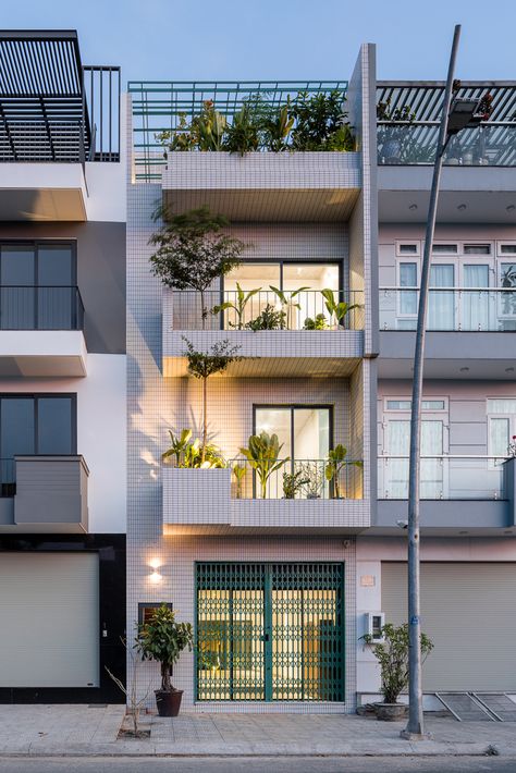 Apartment Exterior Design, Apartment Building Exterior, Morden House, Small Apartment Building, Narrow House Designs, Townhouse Exterior, Apartments Exterior, Apartment Exterior, Small Condo