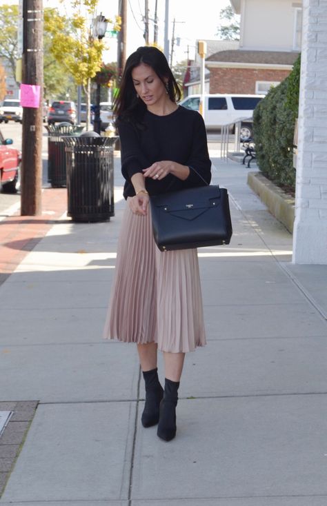 How to Style a Pleated Skirt - Balancing in Style Styling A Long Pleated Skirt, Pleated Long Skirt Outfit Classy, Pleated Long Skirt Outfit, How To Style Pleated Skirt, Long Pleated Skirt Outfit, Style A Pleated Skirt, Flat Boots Outfit, Pleated Maxi Skirt Outfit, Satin Pleated Skirt