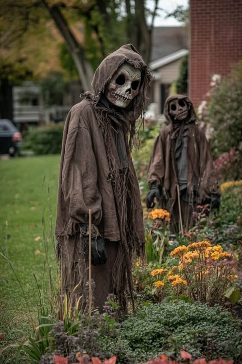 20 Simple Outdoor Halloween Decorations That Will Scare Your Neighbors - H.M.G Easy Scary Halloween Decorations, Halloween Yard Decorations Diy, Halloween Yard Displays, Easy Outdoor Halloween Decorations, Halloween Garden Decorations, Diy Halloween Dekoration, Scary Halloween Decorations Outdoor, Scary Halloween Decorations Diy, Halloween Diy Outdoor