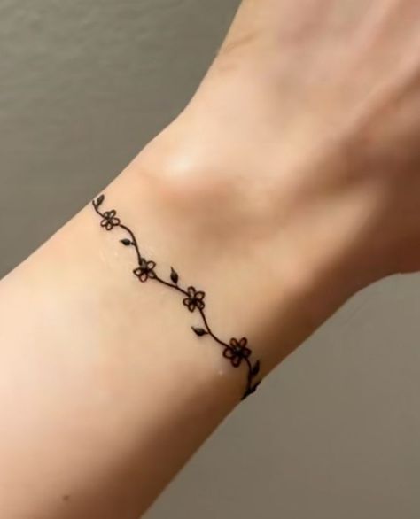 Henna On Wrist Simple, Henna Tattoo Designs Bracelet, Bracelet Design Mehndi, Mehendi On Wrist, Mehendi Designs Very Simple, Aesthetic Henna Tattoo Designs, Bracelet Design Mehendi, Simple Mehendi Tattoos, Simple Inai Design