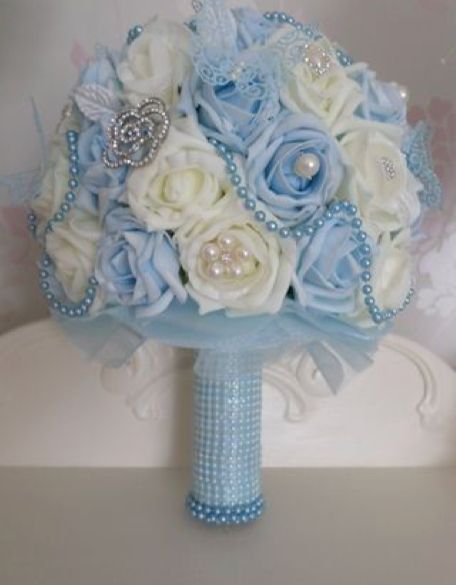 Ice Blue Quinceanera Theme, Quinceanera Flower Bouquet Blue, Blue Quinceanera Flowers, Light Blue Quince Ramo, Quince Cakes Light Blue, Cinderella Wedding Bouquet, Blue Quince Aesthetic, Cinderella Flower Bouquet, Light Blue Quince Bouquet