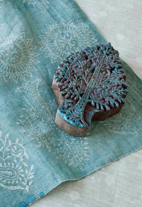 Sewing Project Ideas, Wooden Printing Blocks, Motif Art Deco, India Design, Fabric Stamping, Indian Crafts, Block Printing Fabric, Oil Cloth, Diy Prints