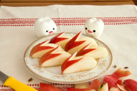 apple rabbit...my mom used to make me when I was a little girl...and now I make them for my little girl...  :) Culture Branding, Apple Cut, Catering Ideas, Kawaii Food, Keynote Speakers, Easter Treats, Kids Snacks, Apple Recipes, What’s Going On