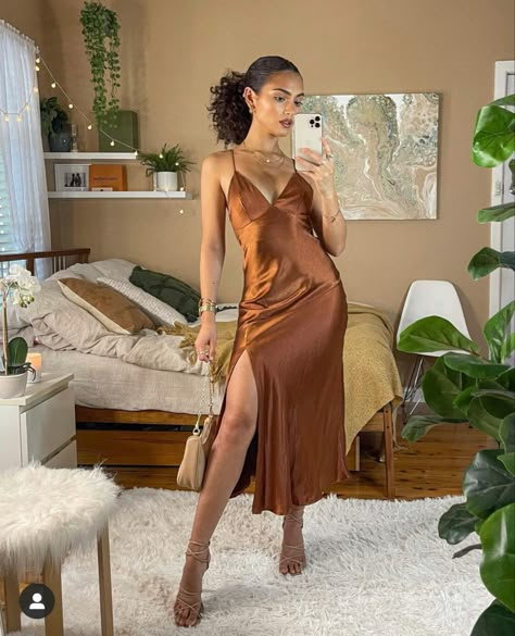 Earth Tone Clothing, Earth Tones Outfit, Earth Tone Outfits, Satin Dress Outfit, Earth Tone Dress, Fairy Wedding, Elegante Casual, Dinner Outfits, Neutral Outfit