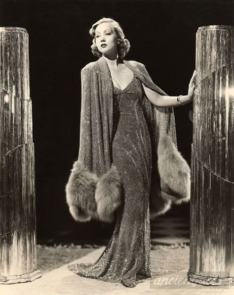 1920s Hollywood Glamour, Ann Sothern, Vintage Hollywood Glamour, Costume Inspo, 30s Fashion, Old Hollywood Glam, Fur Clothing, Glam Look, 1930s Fashion