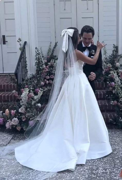 Bow Instead Of Veil, Big Bow Wedding Veil, Wedding Dress With Bow And Veil, Puffy Bride Dress, Mermaid Wedding Dress And Veil, Meagan Markle Wedding Dress, White Bow Wedding Dress, Wedding Dress With Bow In Hair, Pandora Wedding Dress